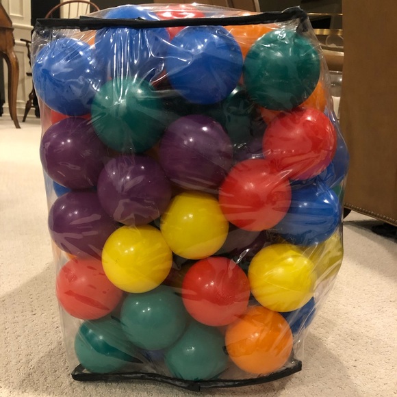 SOLD - Doc McStuffins inflatable ball pit with bag of extra balls - Picture 4 of 5